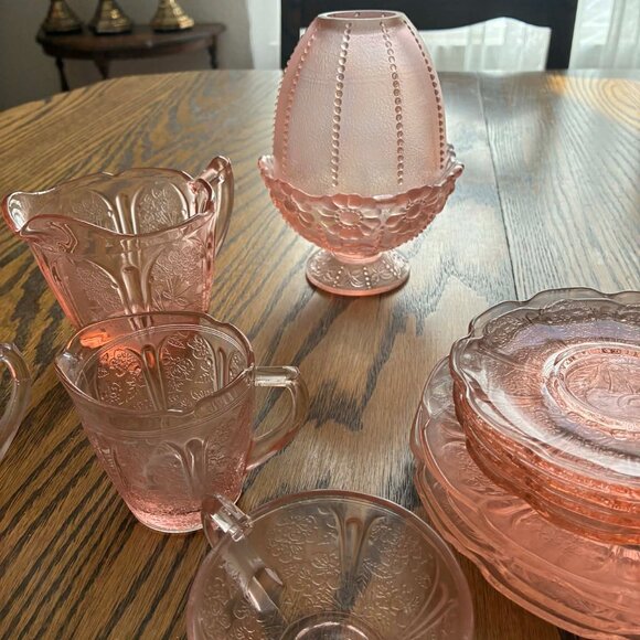 🌸 Vintage Pink Pressed Glass Mini Tea Set - Picture 3 of 4